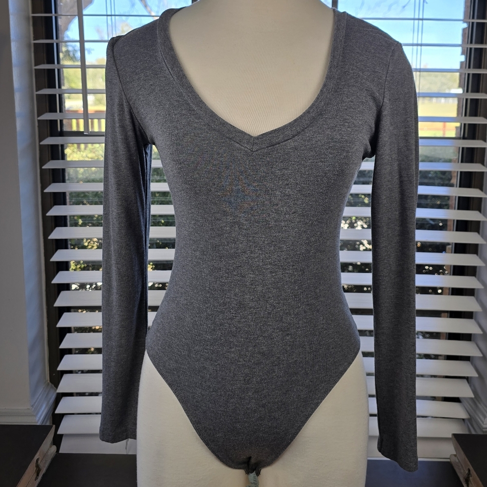 Mangopop Grey V-Neck Long‎ Sleeve Bodysuit Size Medium